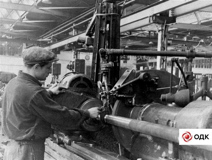 Рабочий за станком в механическом цехе завода № 24 им. М. В. Фрунзе. 1943 г. 