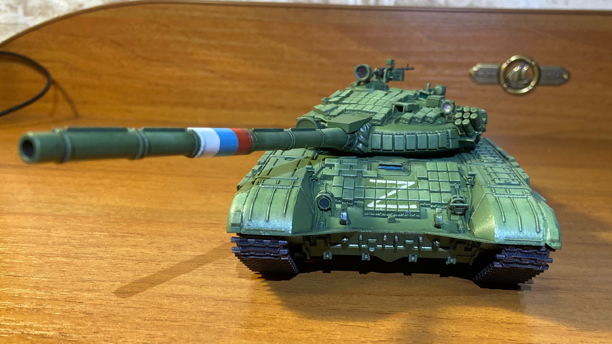 Стендовая модель российского оснвоного боевого танка Т-72Б1. Производитель "Звезда". Масштаб 1/35. Фото из личного архива автора, Fon Kraft, © 2025 год