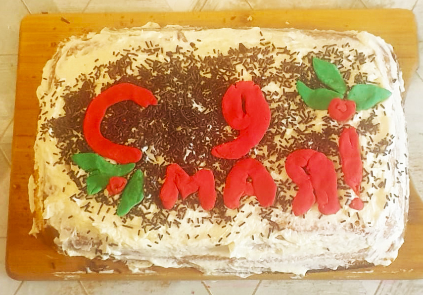 9-летний внук сделал торт к празднику.