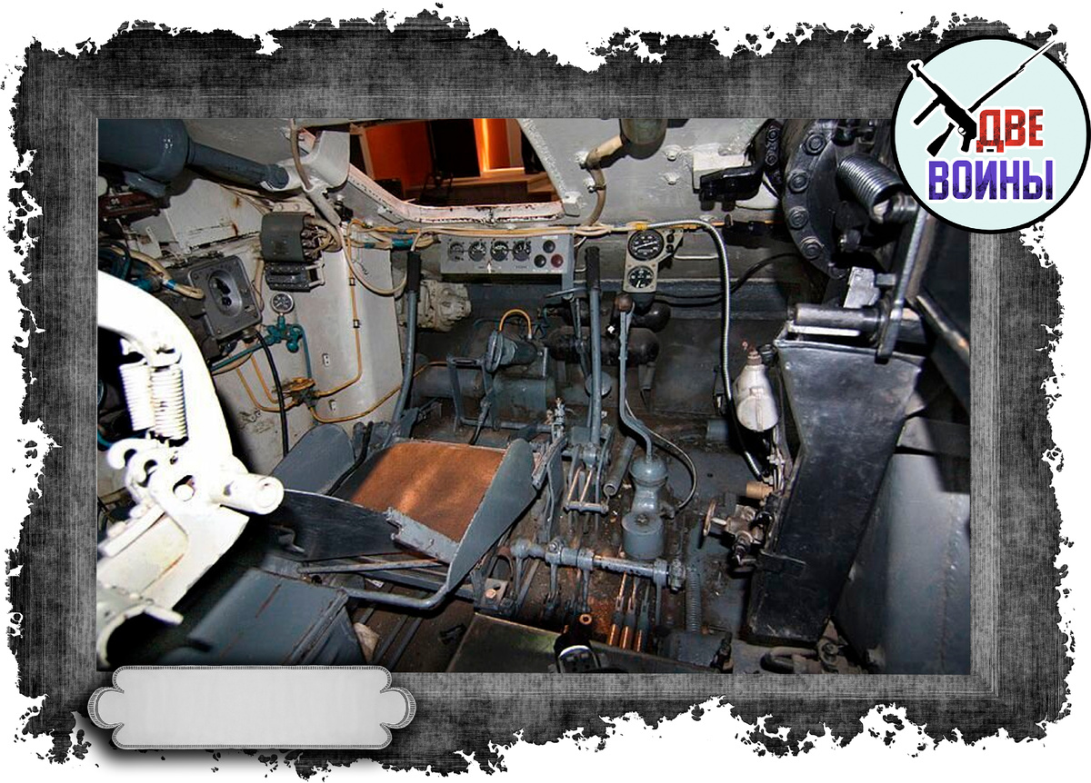 Место мехвода в танке Т-34. Обратите внимание на педали. Они на полу. Фото в свободном доступе.