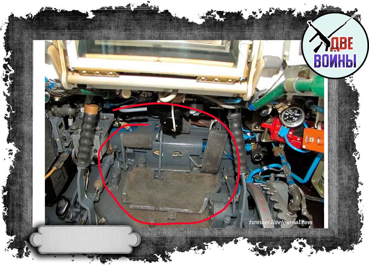 А вот как это было на танке Т-72. Выделил красным ту самую демпфирующую подставку. Фото в открытом доступе.