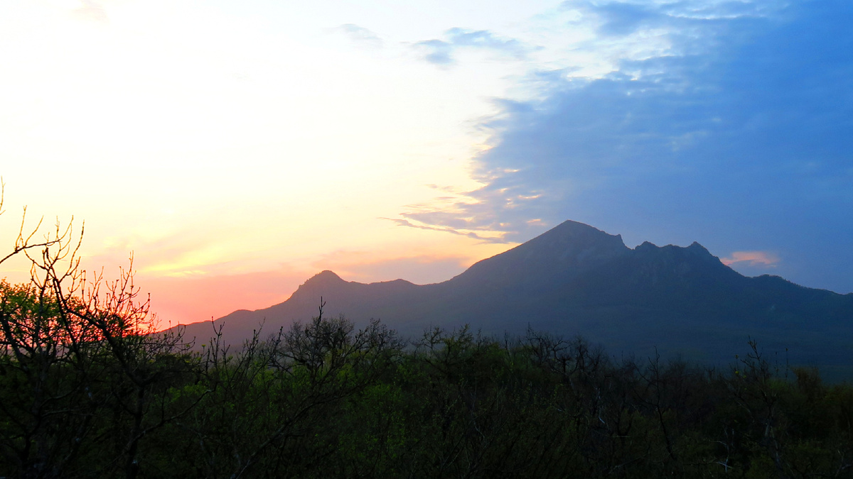 Вид с Перкальских скал на Бештау. Фото автора.