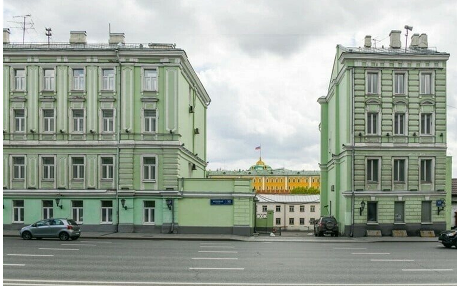 «Раненый» или «разорванный» дом на Моховой (ул. Моховая, д.10, с.1 и с.2). Фото из открытых источников.