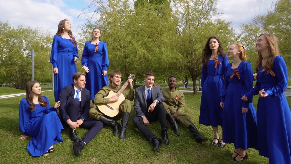 Студенты РУДН исполняют песню «Нам нужна одна победа» из кинофильма «Белорусский вокзал»