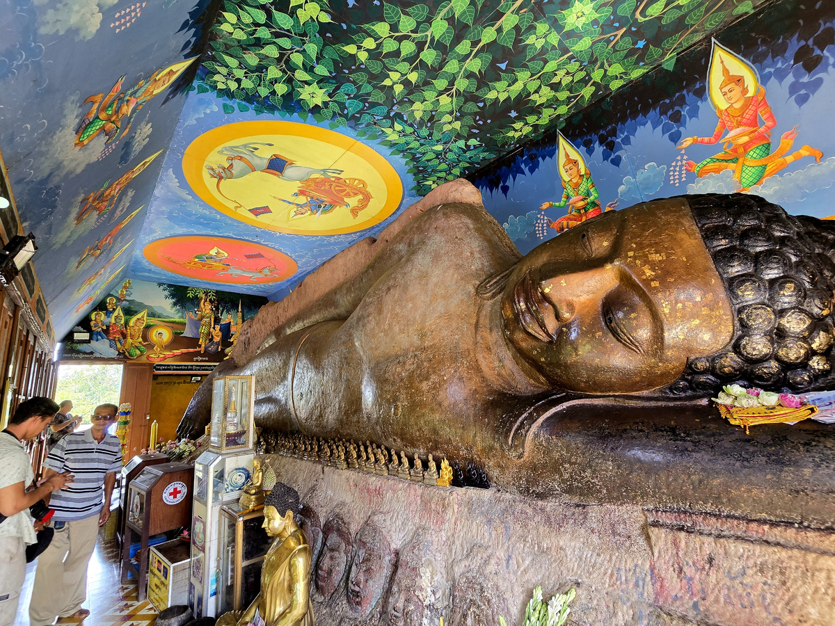 Не зарастает народная тропа к Спящему Будде на священной горе Кулен..