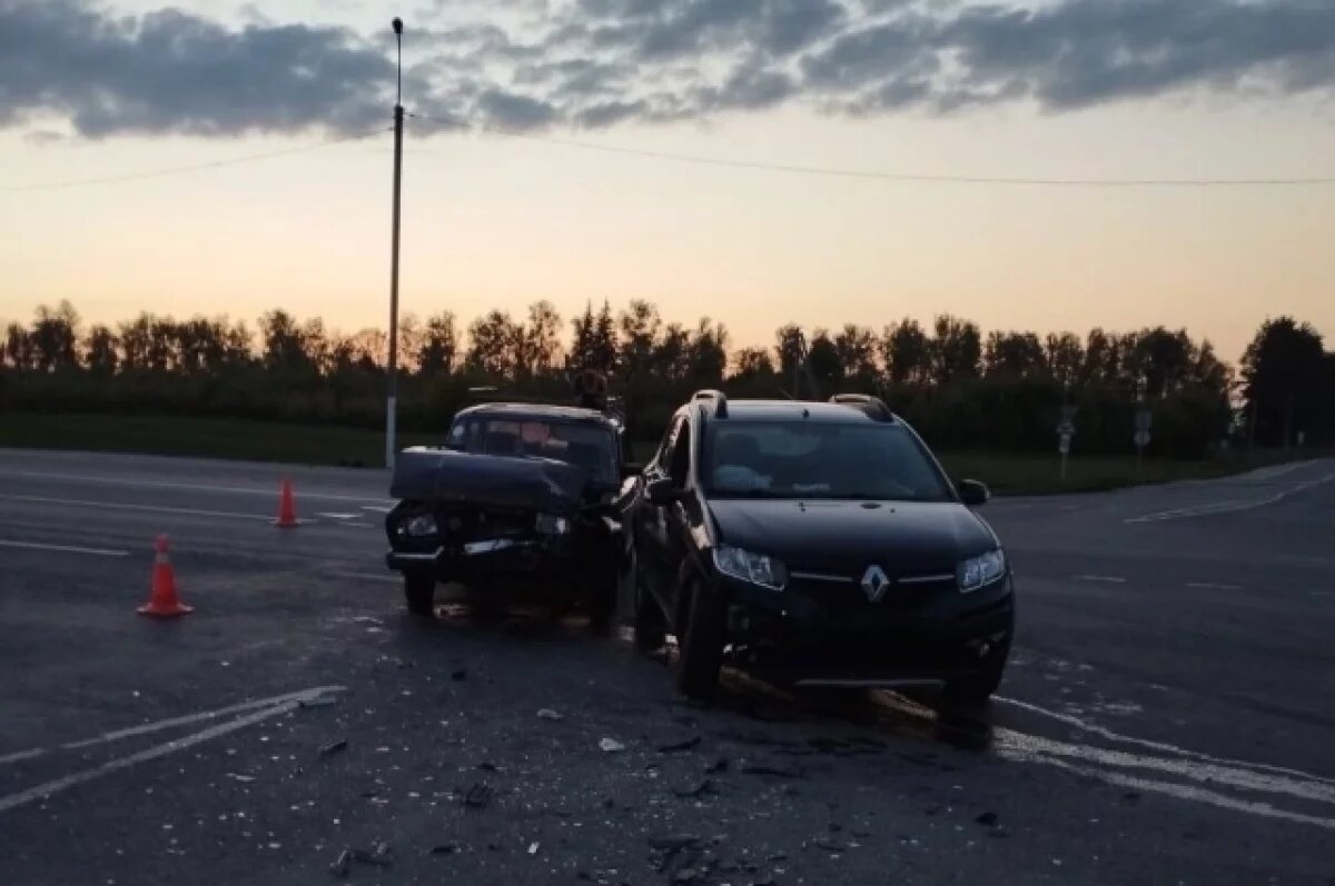    Пенсионер на Renault Sandero устроил ДТП на брянском участке трассы А-240