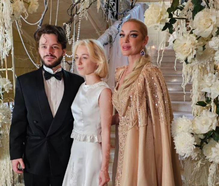 Анастасия Волочкова с дочерью и ее женихом. Фото: Феликс Грозданов / Клео.ру