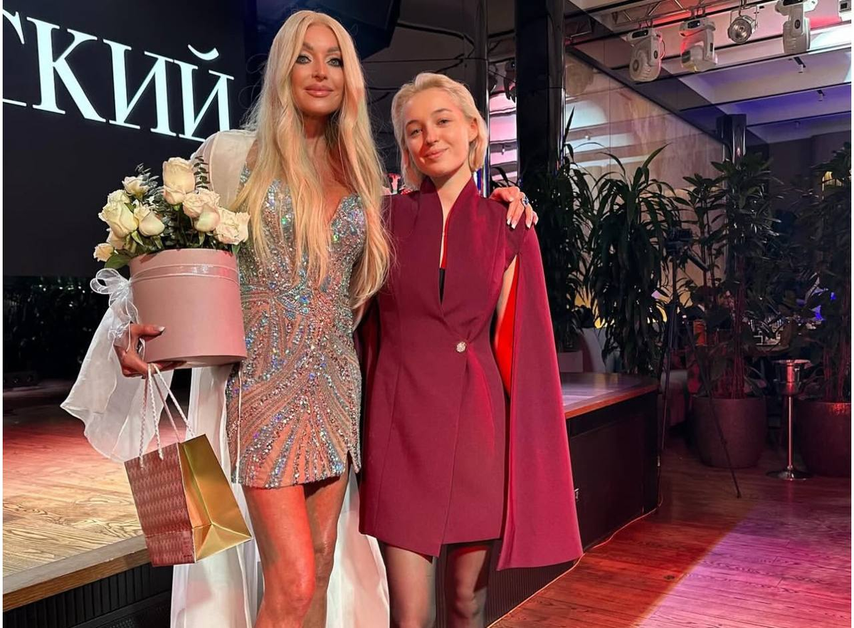 Анастасия Волочкова с дочерью Ариадной. Фото: Telegram / @volochkova_anastasiya