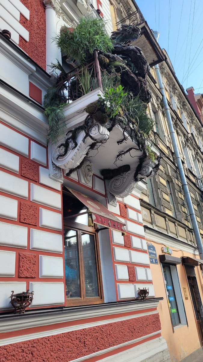 Волшебно украшенный балкон привлекает уже с улицы, ну и вообще, украшает ее