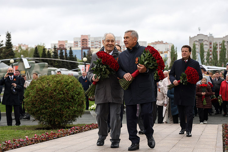    «Праздник прошел с таким воодушевлением, подъемом. Минтимер Шарипович сидел счастливый и довольный, глядя на Татарстан, у истоков которого он был как первый президент…».   
Фото: Андрей Титов