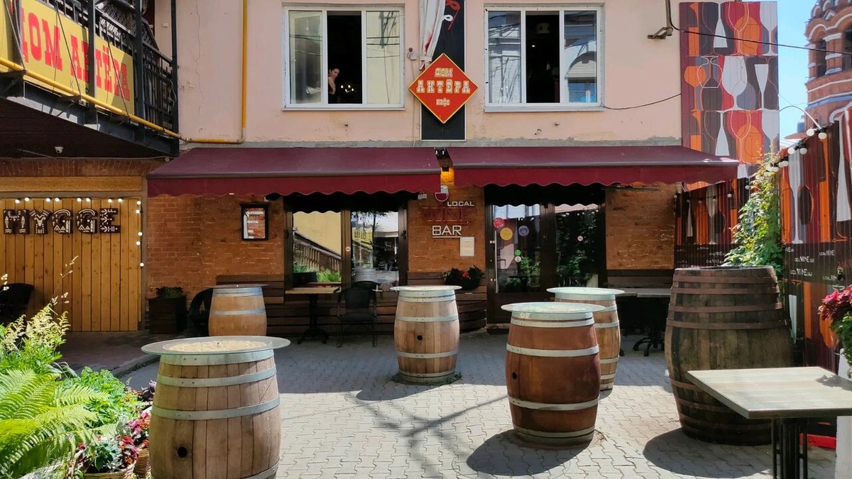 В уютном дворике на улице Кирова есть два заведения — Local Wine Bar и Hygge. Кухня у ресторанов одна на двоих, а специализация напитков разная. В первом можно выпить вина, во втором — попробовать разные вариации пива. Самое любимое блюдо всех ярославцев в этих заведениях — луковая паста и тартар. Фото: Яндекс / Яндекс Карты