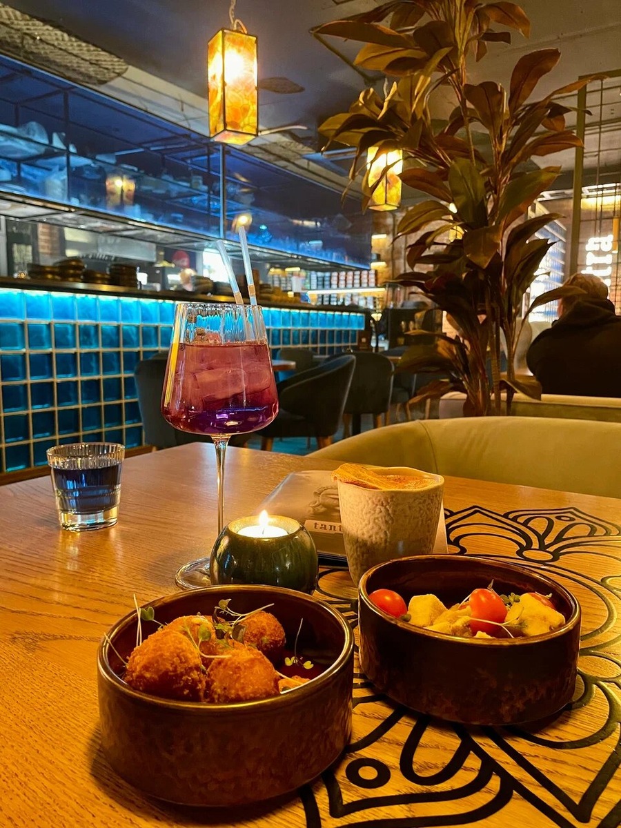 Первым делом отправляемся ужинать в ресторан Tantra на площади Волкова. Здесь подают боулы, лапшу-вок с осьминогами, томлёную говядину мисо, роллы, супы том-ям и том кха. Средний чек на двоих — 2000 рублей. Фото: yandex / Яндекс Карты