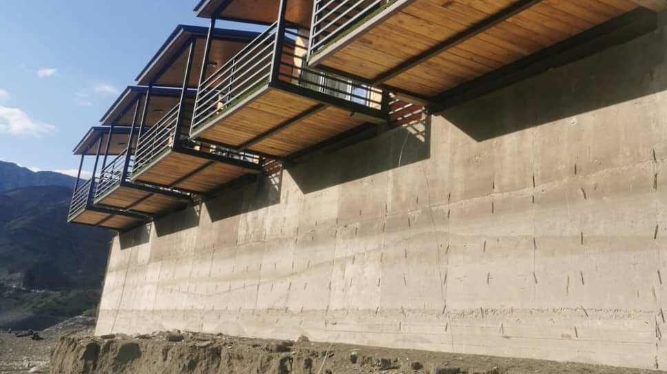 Обрыв на базе отдыха на окраине села Ирганай, в который упала туристка.📷Фото: СУ СКР по Республике Дагестан