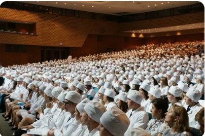 Обязательная отработка в госучреждениях или штраф в 3,5 млн рублей — что ждёт выпускников медвузов?