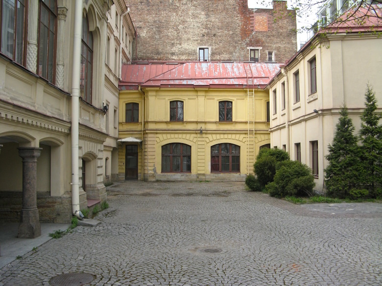 Навес, под которым прятались сестры Поляковы. Фото из открытых источников