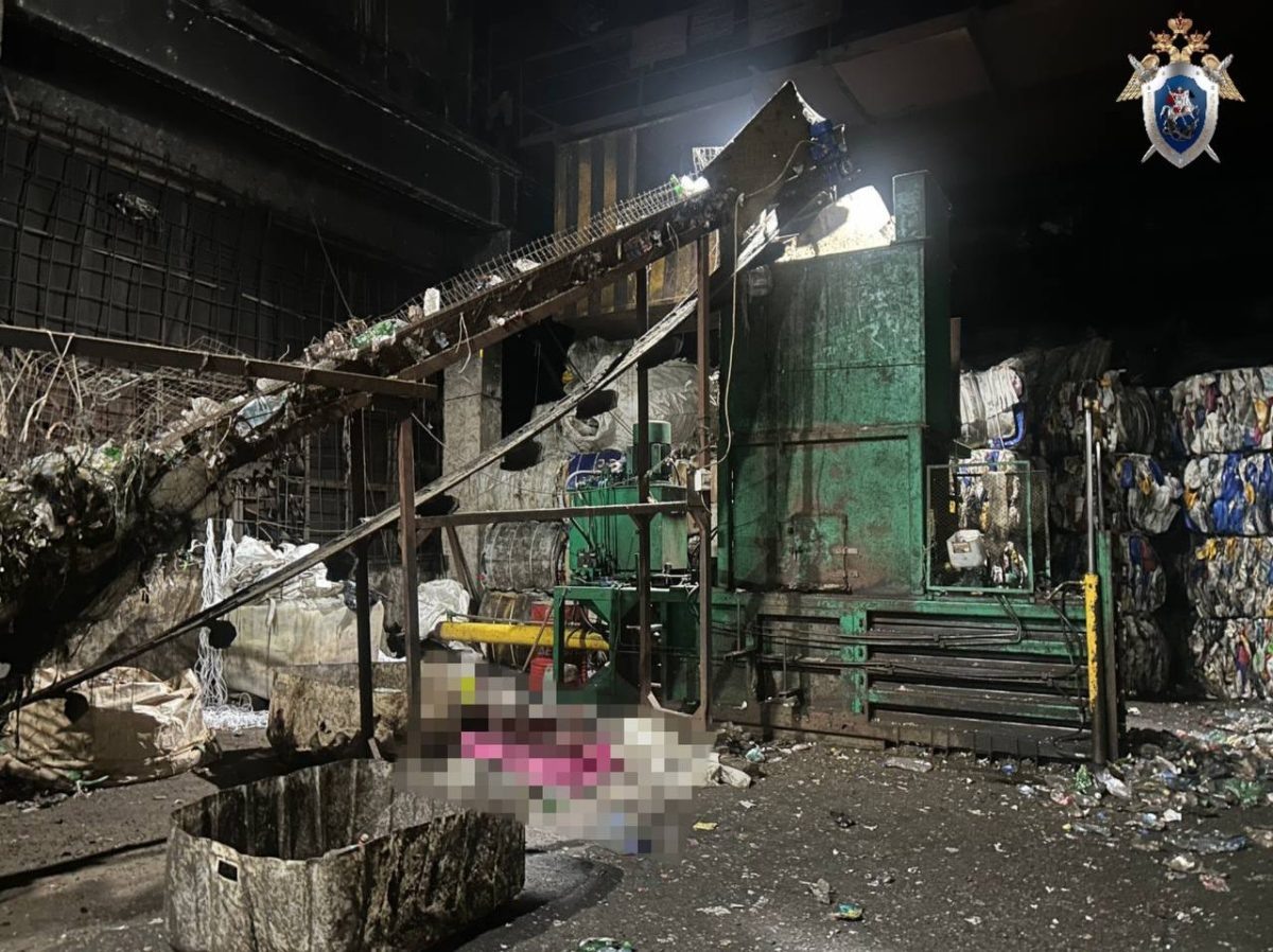    Во время прессовки отходов голову рабочего зажал механический пресс