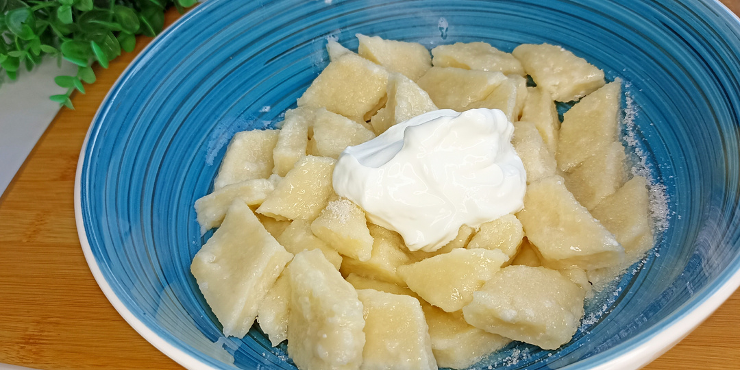 Ленивые вареники из творога со сметаной за 10 минут