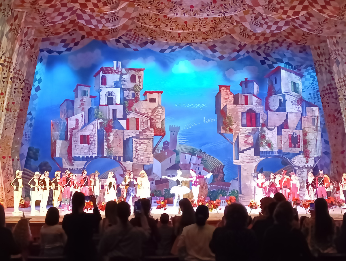 Герои постановки "Чипполино" на финальном поклоне зрителям 