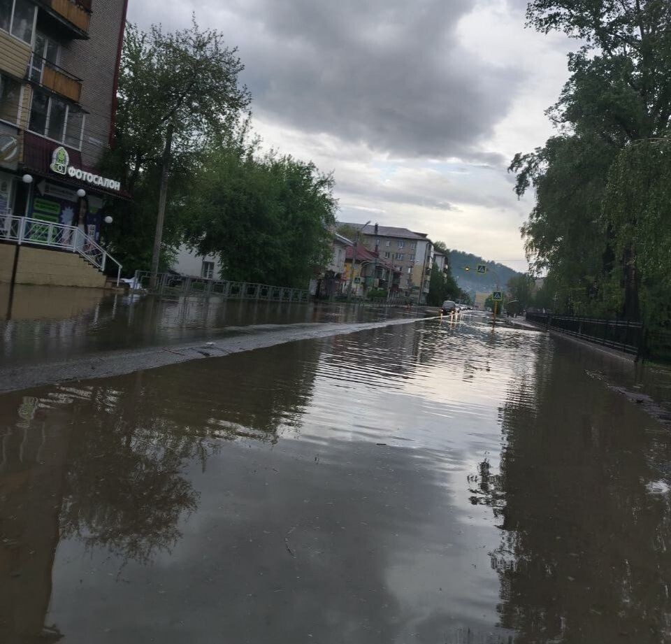    Подтопление улицы в Горно-Алтайске. Источник: Телеграм-канал "Республика Алтай в Telegram"