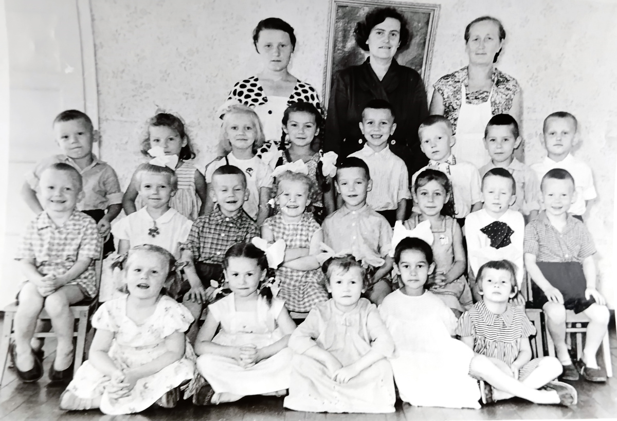 Наша группа,1960 г, вместе с воспитателями и нянечкой