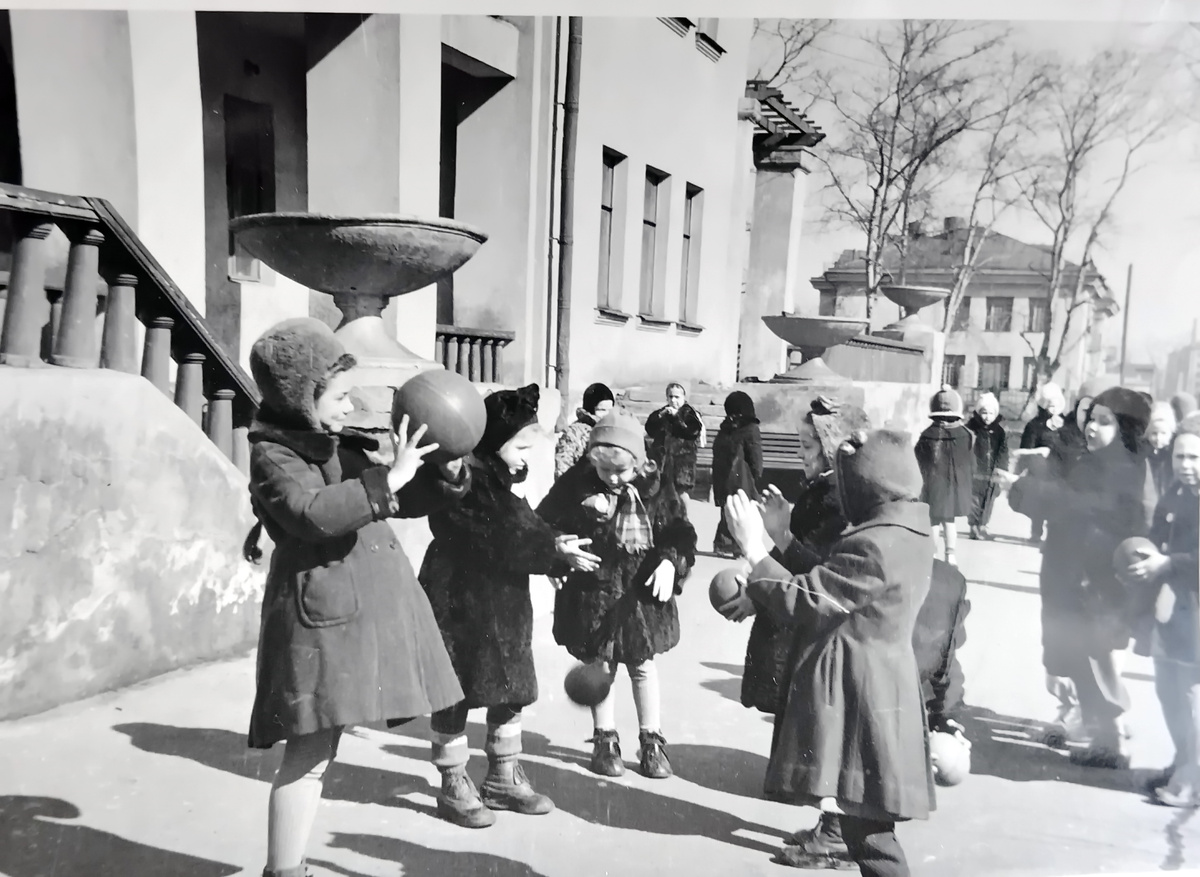 Наша группа на прогулке во дворе детского сада, у каждой девочки есть свой мяч,1960-61гг.