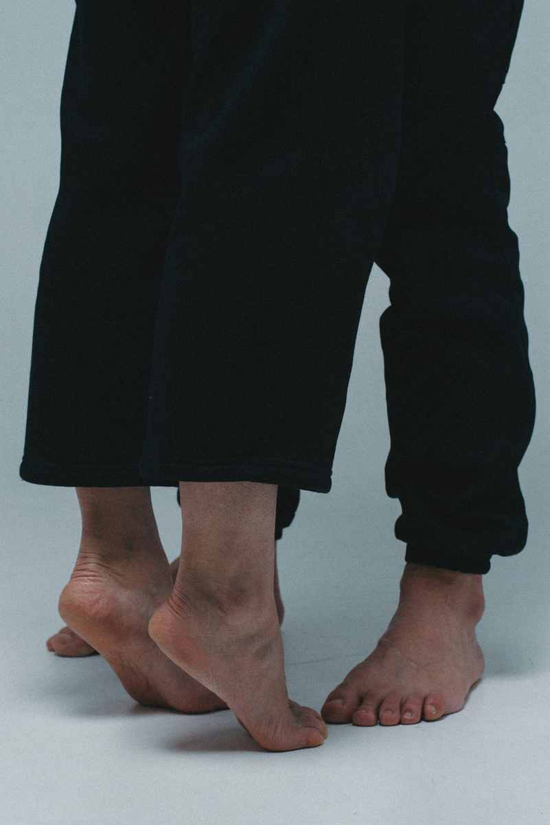 "Ты нашла меня сама, перепутав этаж
И сейчас ты моя, этот адрес наш
Ты знаешь мой ответ: «Конечно, очень»
Я слышу, как пульсирует твоя печень
И как твои легкие вдыхают воздух
Один человек теперь состоит из двух"(с) Фото: Unsplash