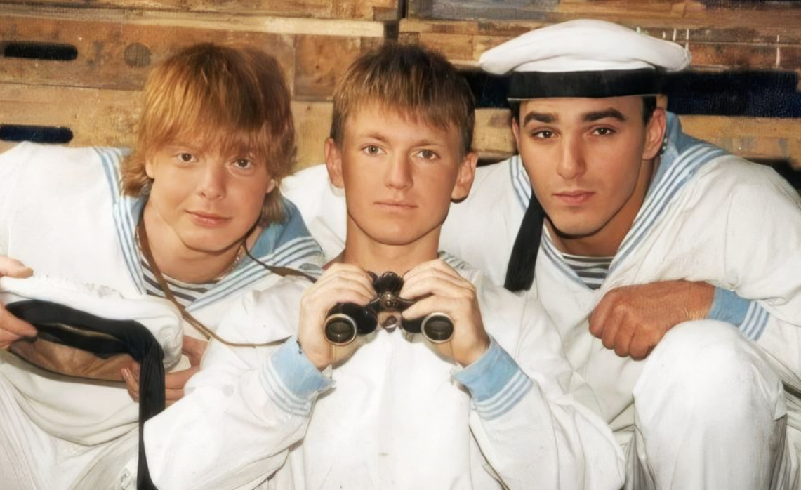 на фото Кирилл Андреев (крайний справа) и первый состав группы "Иванушки"