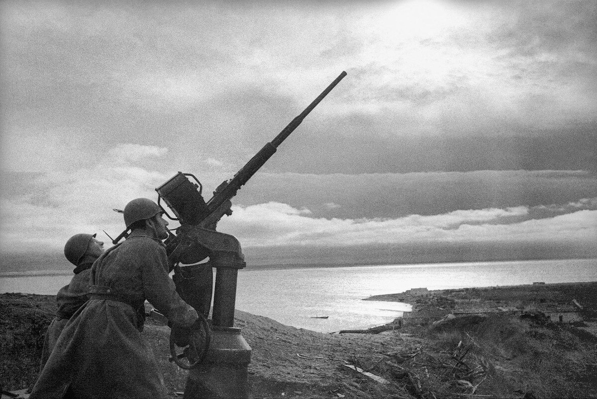    Расчет советской 20-миллиметровой зенитной пушки «Эрликон» на побережье в освобожденной Керчи / Источник: (cc) Халдей, Евгений Ананьевич