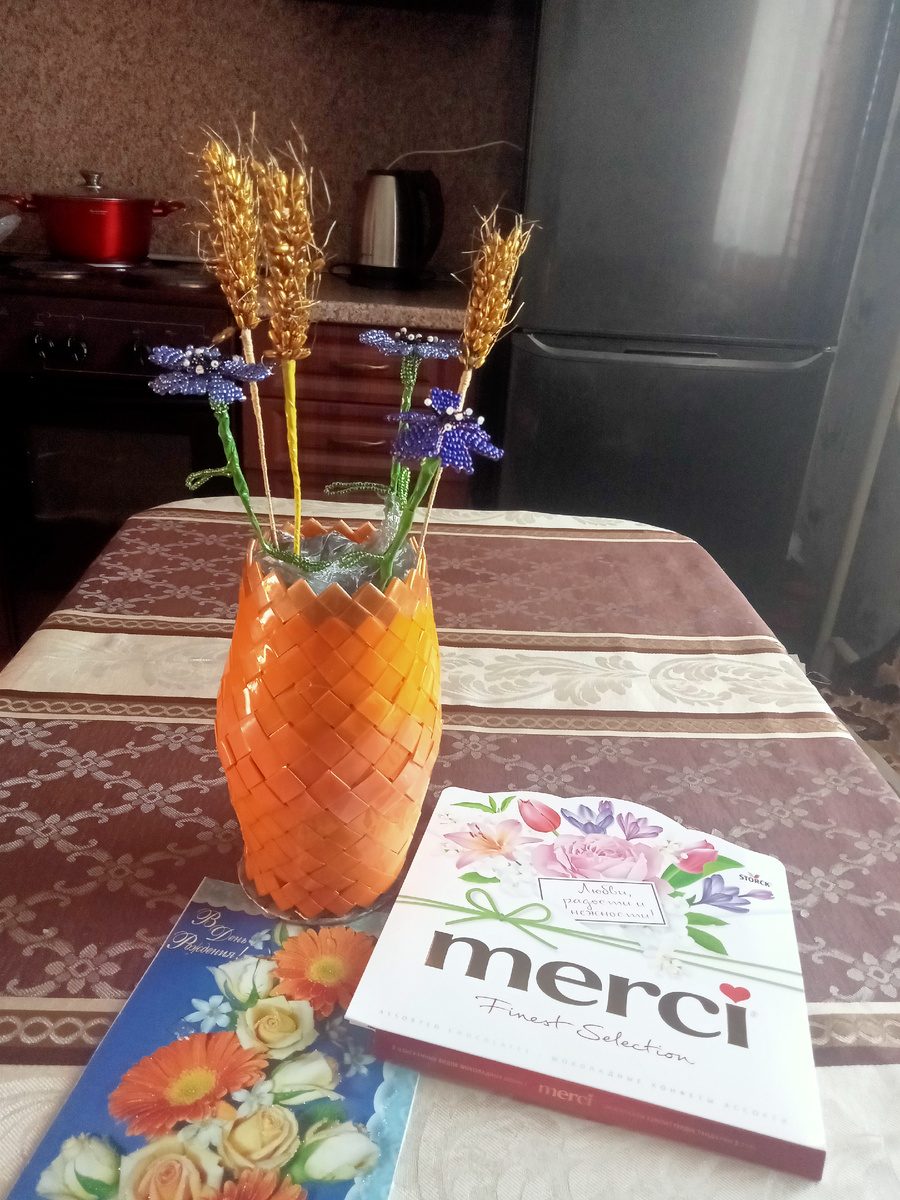 Ваза с васильками и колосками. 