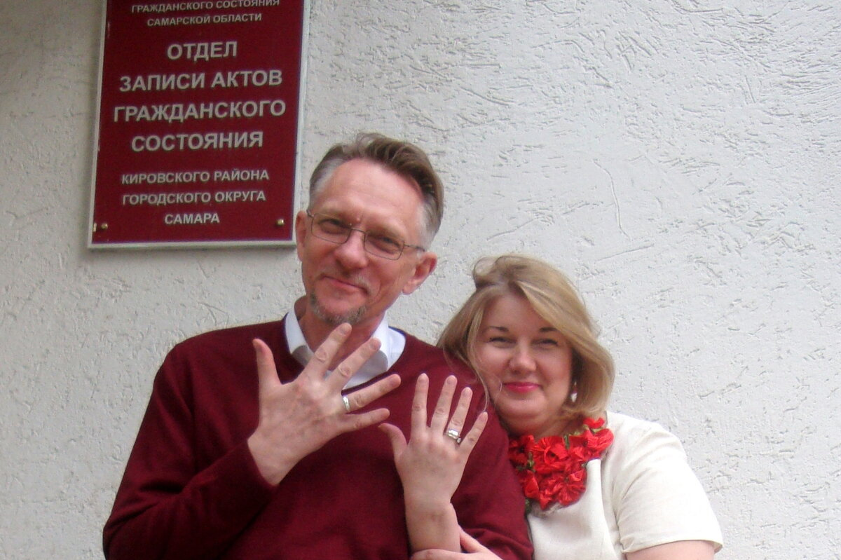 Одинаковые! Ничо у меня не шире! Просто у меня их там два: обручальное поверх помолвочного!