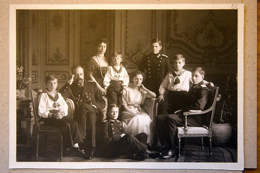Родная сестра Николая II Великая княгиня Ксения Александровна (стоит третья слева) с супругом Великм князем Александром Михайловичем (сидит второй слева), шестью сыновьями и дочерью Ириной (с 1914 года супруга Феликса Юсупова, сидит четвертая справа).    