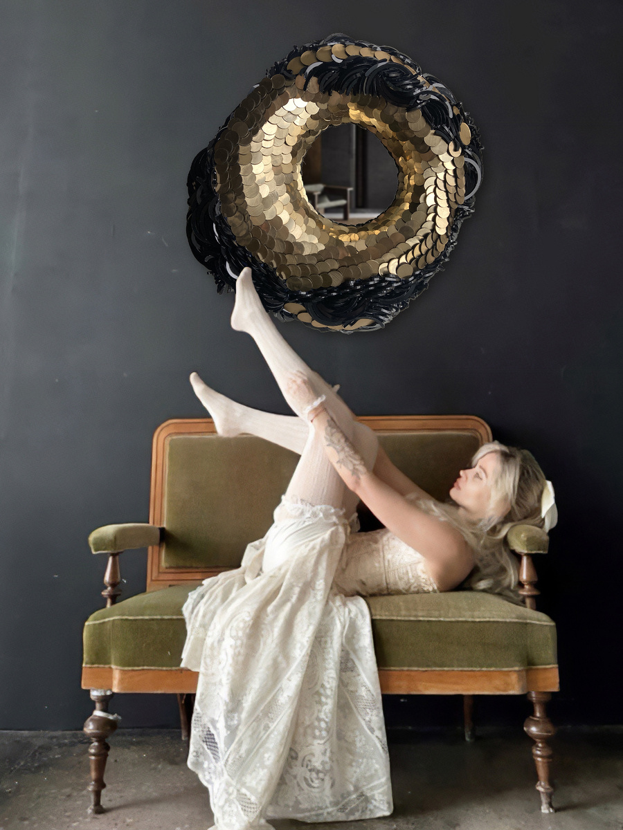 Девушка и зеркало