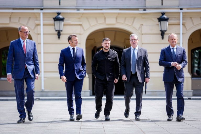    10 May 2025, Ukraine, Kiew: German Chancellor Friedrich Merz (l-r, CDU), French President Emmanuel Macron, Volodymyr Zelenskyi, President of Ukraine, Keir Starmer, Prime Minister of the UK, and Donald Tusk, Prime Minister of Poland, emerge from St. Mary's Palace for a press conference as part of the Coalition of the Willing meeting in Kiev. The European heads of state and government want to meet the country's president in the Ukrainian capital to campaign for a 30-day ceasefire. Photo: Kay Nietfeld/dpa - urn:newsml:dpa.com:20090101:250510-99-806655 - //Kay Nietfeld/DPA/SIPA/2505101526 ngsochi