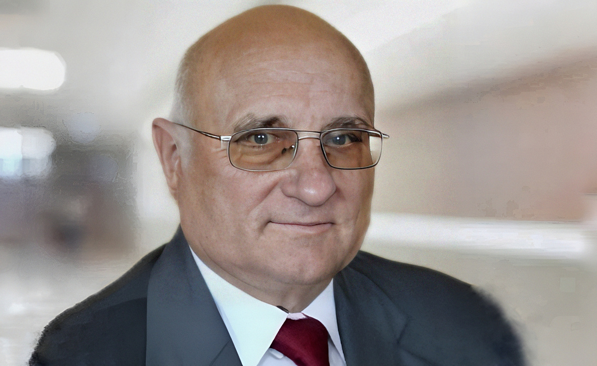 Арнольд Смеянович.