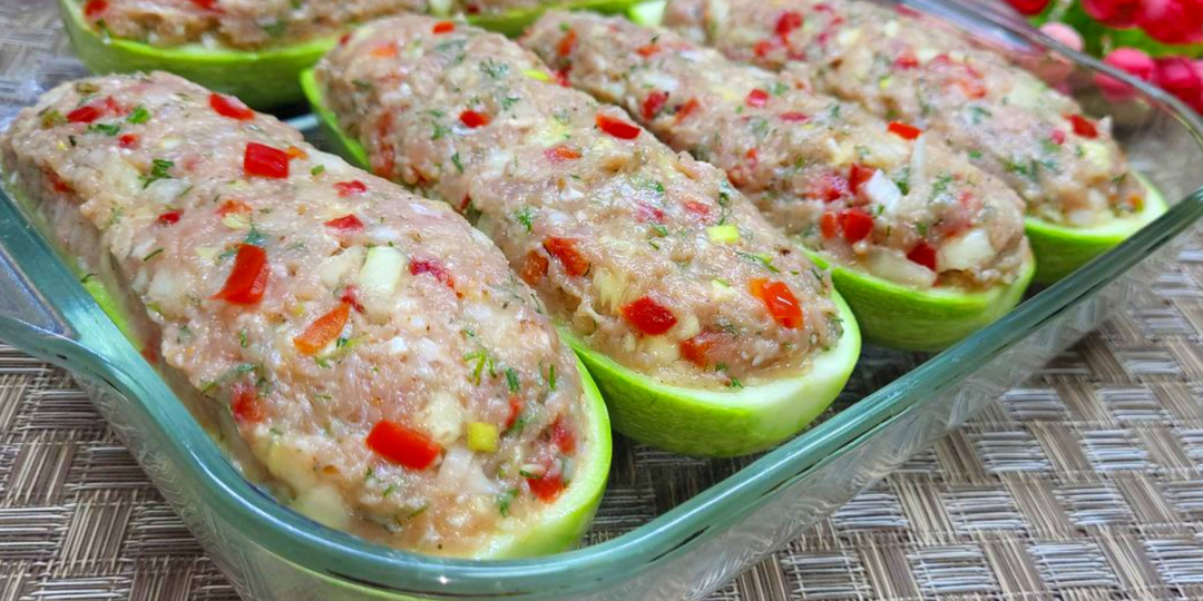 Все лето так готовлю кабачки! Без заморочек! Сочные и вкусные фаршированные лодочки из кабачков.