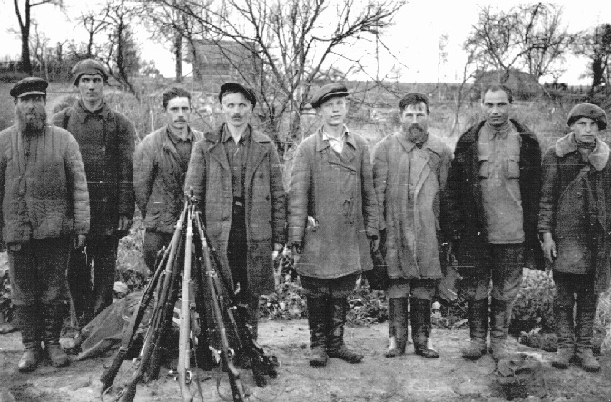 Хиви — участники антипартизанского формирования. Фото сделано в районе Демьянск-Холм в 1942 году