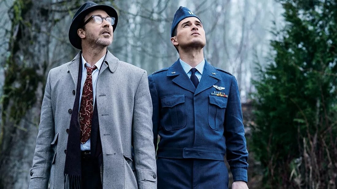 Смотрят куда-то. Может, на сову, а может, и на пришельца...