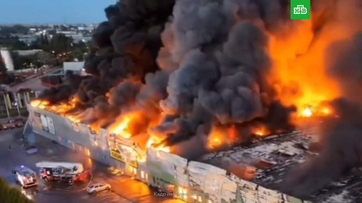    Мощный пожар произошел в торговом центре в Варшаве