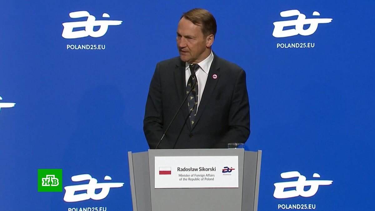    Польша признала дипломатов РФ из генконсульства в Кракове персонами нон грата