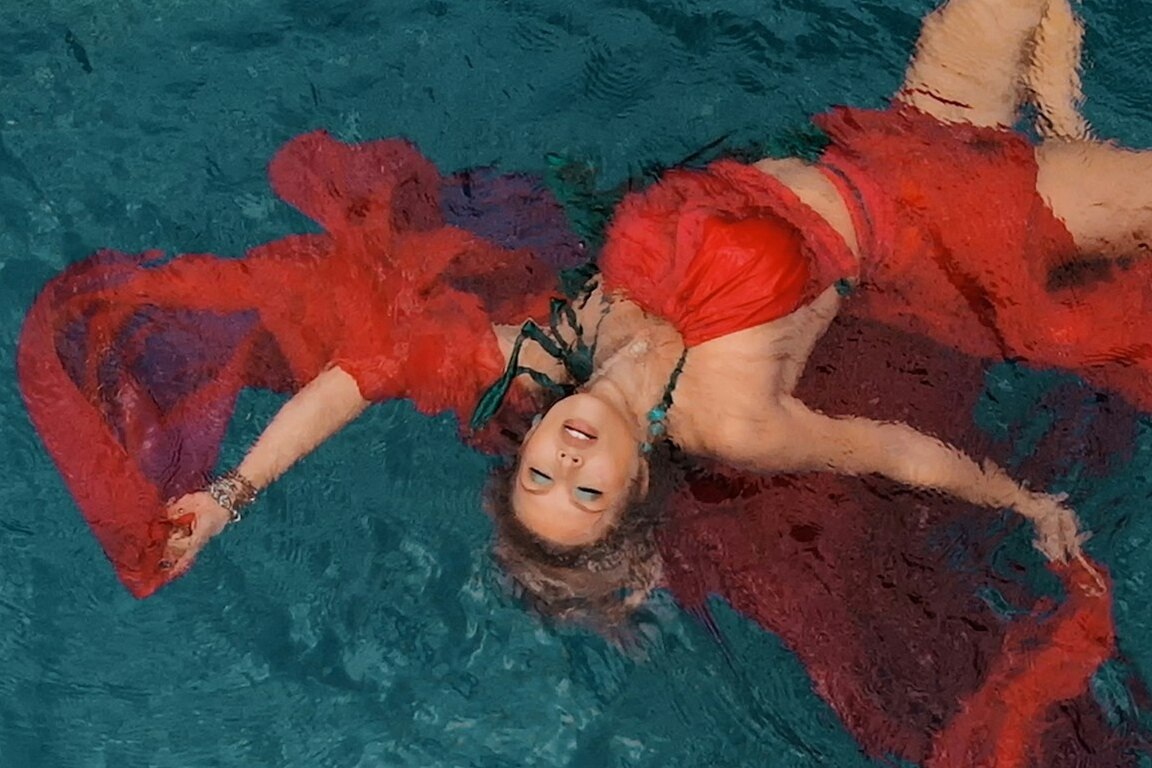     Желтый или розовый? Узнайте, какие цвета будут модными летом 2025 года!