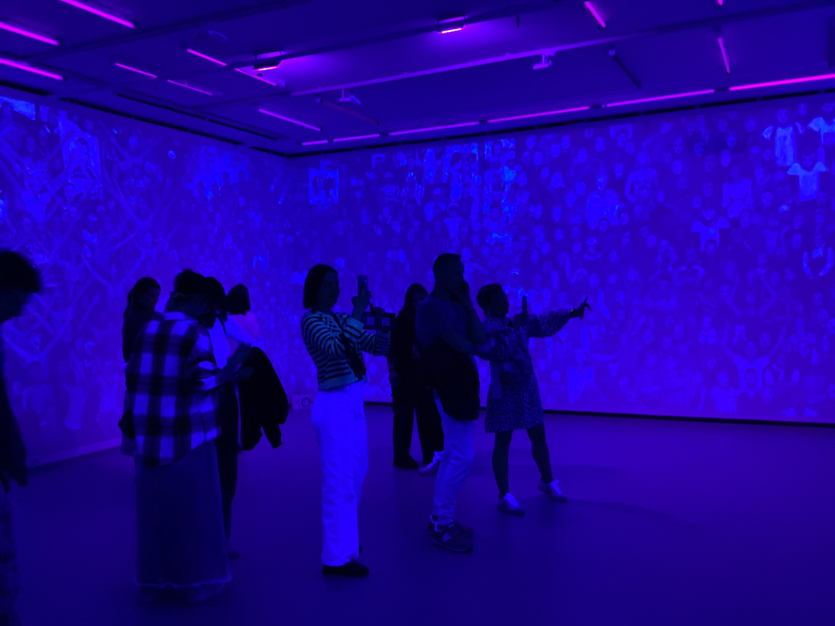 Вот так выглядел один из экспонатов выставки, посвященной футболу: посетитель попадал в комнату, на стены которой проецировалось изображение ревущих трибун. Полное погружение. Листайте галерею, если не можете пройти мимо футбола.