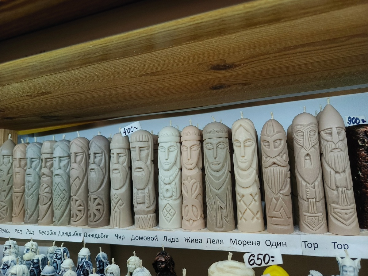 Свечи в виде славянских богов (кроме трёх последних - они скандинеавские) в свечном магазинчике в Москве. Морена/Морана - славянская богиня зимы и смерти - четвёртая справа.