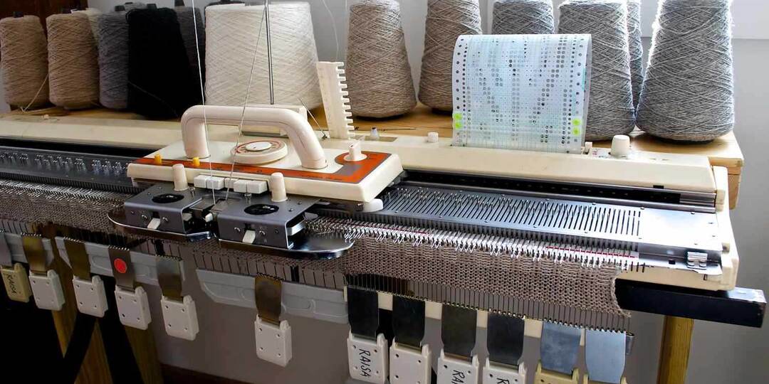 Вязальные машины для дома: выбираем помощницу для создания уникального трикотажа