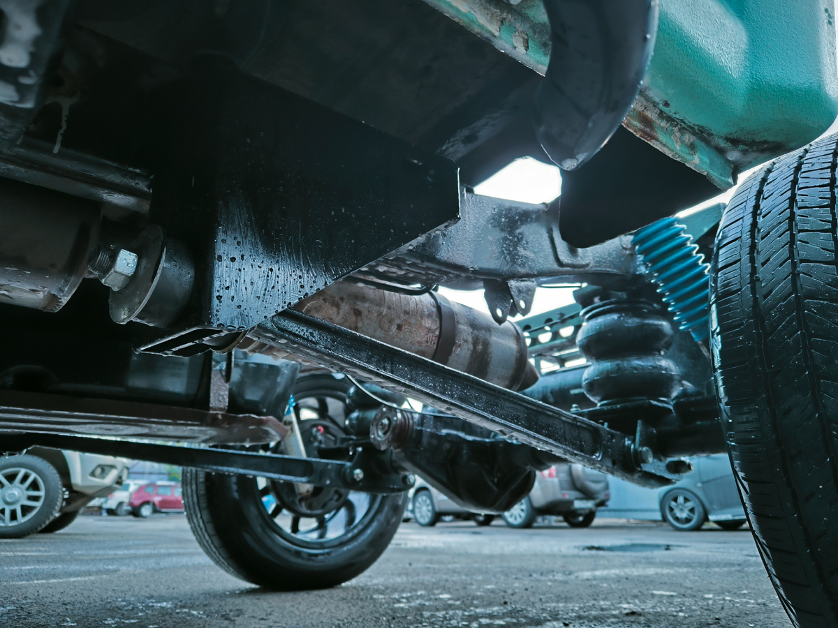 Подвеска находится в верхнем положении. В рабочем положении рычаги почти параллельно земле.