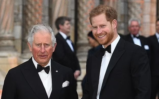 В статье New York Times принц Уильям обвиняется в «трусости» и утверждается, что разрыв Чарльза с принцем Гарри «плохо отразится» на наследи