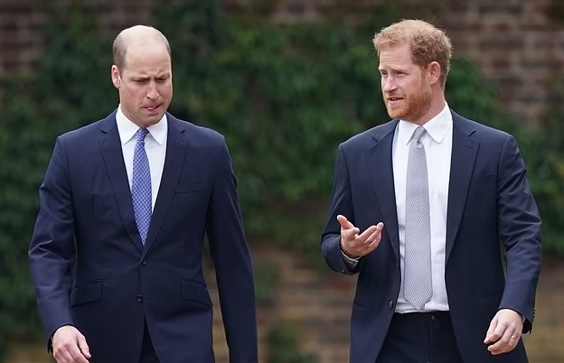 В статье New York Times принц Уильям обвиняется в «трусости» и утверждается, что разрыв Чарльза с принцем Гарри «плохо отразится» на наследи