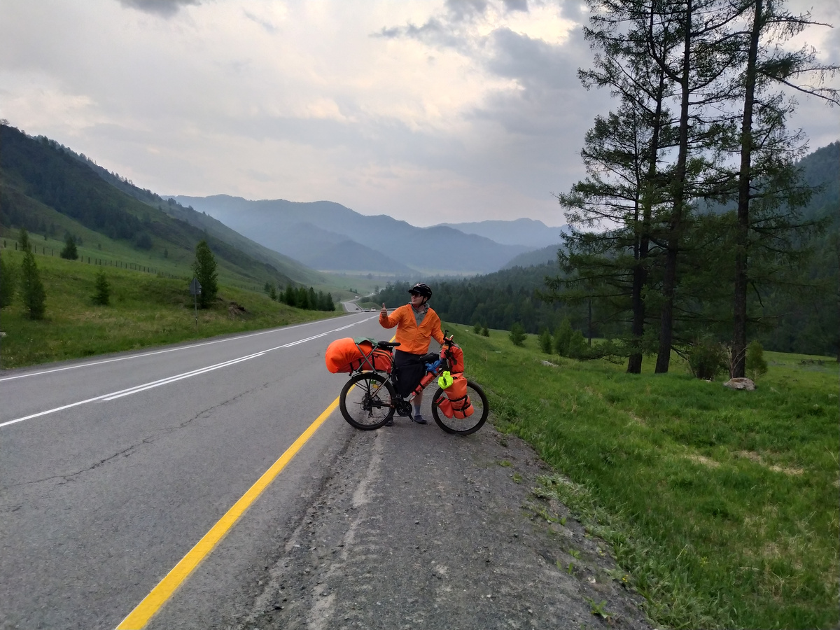 Спуск на велосипеде с Семинского перевала в Горном Алтае