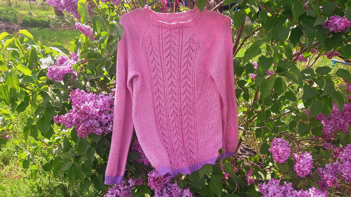 Продвинулись за выходные джемпер с пайетками для себя,осталось связать рукава,а ещё продвинулись футболку из хлопка с пайетками. Ничего нового не начинаю.Очень уж хочется продвинуть и довязать которые есть на спицах.Всем добра и мира❤️❤️❤️