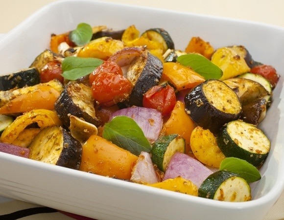 Как запечь овощи в микроволновке — идеальный гарнир к мясу за 10 минут