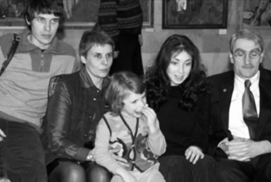Справа Анна Большова с отцом (он тоже с ней был в секте), слева Анна Канаева - руководитель секты и её сын Давид - бывший муж Большовой